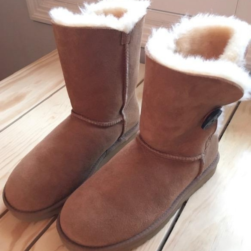 UGG Bailey Button Boot, Size 7 -Chestnut